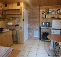 Konyha faházban, fa dekorációval és téglakéménnyel, alap bútorokkal felszerelve.