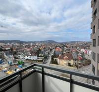 Erkély kilátás a panorámára egy háromszobás lakásból az Alvinczy utcán, Kassán.