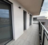 3 szobás lakás erkélye csempével és kilátással Kassán, az Alvinczy utcán.