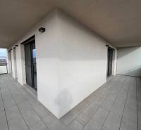 Erkély egy 3 szobás lakásból panorámás kilátással az Alvinczy utcáról, Óváros városrész, Kassa.