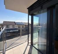 Kilátás egy háromszobás lakás erkélyéről a Topoľčianska utcán, Kassa - Nyugati városrész.