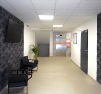 Előszoba egy 3 szobás lakásban, TV-vel a falon és háttérben lifttel.