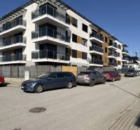 Új lakóházak a Kassai Topoľčianska utcában, Nyugati városrész, elöl parkoló autókkal.