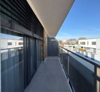 Erkély egy 3 szobás lakásban, utcára néző kilátással Kassán, Nyugati városrész, Topoľčianska.