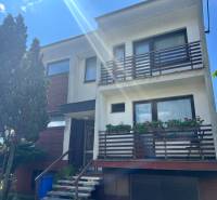 Családi ház Tálova utcában Nagyőrvisen, két erkéllyel, fákkal és garázzsal.