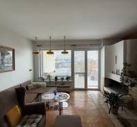 Nappali családi házban kandallóval, kanapéval és fa dekorációjú padlóval.