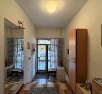 Családi ház előszobája járólappal, tükörrel és dekoratív világítással.