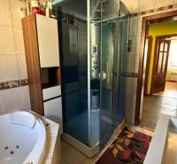 Fürdőszoba káddal és zuhanyzóval egy családi házban.