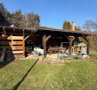 A családi ház kertje Lutilán, fa pavilonnal és hintával a telken.