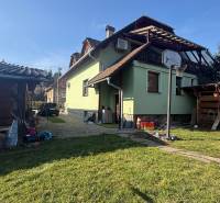 Családi ház Lutilán udvarral, előtetővel és kerttel.