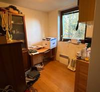 Szoba családi házban berendezéssel és fa dekoros padlóval.