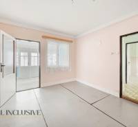 Családi ház belső tere fehér falakkal és üvegezett ajtókkal fa dekoráció nélkül.