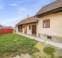 Családi ház Topoľníkyben udvarral, kerttel és hagyományos homlokzattal.