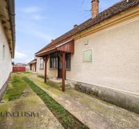 Családi ház Topoľníkyben karbantartott homlokzattal, verandával és betonozott járdával.