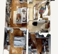 3D alaprajz egy háromszobás lakásról fa dekorációjú padlóval és bútorokkal.