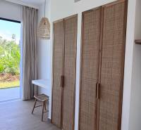 Családi ház belső tere fa dekorációjú padlóval és rattan elemekkel.