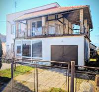 Családi ház az Új utcában, Lastovce-ban, tágas terasszal és garázzsal.