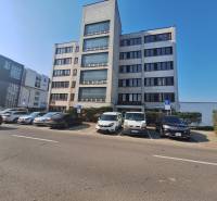 Irodaház a Tulská utcában, Zvolen városában, parkolóval és parkoló autókkal.