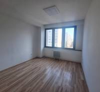 Iroda szoba fa dekor padlóval és nagy ablakkal a zvoleni Tulská utcában.