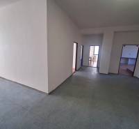 Irodai helyiségek fehér falakkal és linóleum padlóval.