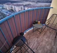 Erkély egy 3 szobás lakásban fa dekor padlóval a Novomeského utcában, Poprádon.