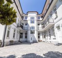 Košice városában, a Staré Mesto városrészben, a Masarykova utcán található irodák előtti udvar.