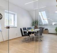 Üvegfalak, fa dekorációjú padló és lépcsők az irodában.