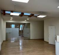 Irodák fa dekor padlóval, üvegajtókkal és lépcsőkkel.