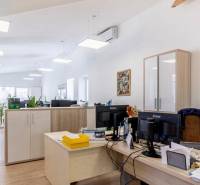 Irodák fa dekor padlóval, íróasztalokkal és tárolószekrényekkel.