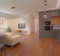 Nappali egy családi házban, kanapéval és fa dekorációjú padlóval.