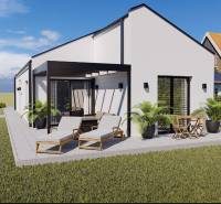 Családi ház Borcsicén terasszal, napozóágyakkal és kerti bútorokkal, zöld pázsittal körülvéve.