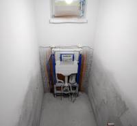 Készülő fürdőszoba egy családi házban Geberit öblítőrendszer telepítésével.