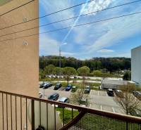 A Východná utcai kétszobás lakás kilátása magában foglalja a parkolót és a zöldterületet.