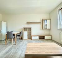 Nappali tér asztallal és bútorokkal egy kétszobás lakásban a Východná utcán.