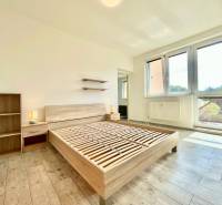 Világos szoba fa padlóval, ággyal és bútorokkal, 2 szobás lakás a Východná utcában.