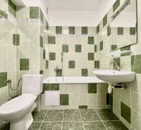 Fürdőszoba a Východná utcán zöld csempékkel, káddal, mosdóval és WC-vel egy kétszobás lakásban.