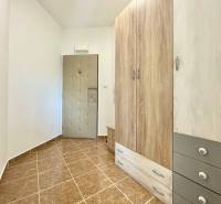 Bejárati folyosó járólappal, nagy szekrénnyel és biztonsági ajtóval egy kétszobás lakásban a Východná utcán.
