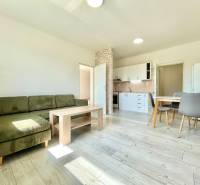 Világos nappali egy kétszobás lakásban a Východná utcán kényelmes bútorokkal és konyhával.