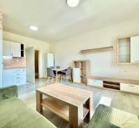 2 szobás lakás belső tere; berendezés a Východná utcában; konyha, étkezőasztal, nappali.