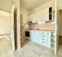 Konyhapult egy 2 szobás lakásban, világos tér a Východná utcán.