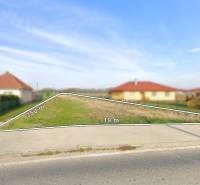 Telkek - lakóterület Sokolovcén, megjelölt építési területtel és környező házakkal.