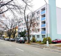 Pod Párovcami utca, Pöstyén: Autósor a fehér épületnél, nem messze a kétszobás lakástól.