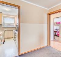 Konyha és gyerekszoba egy 4 szobás lakásban fa dekor padlóval.