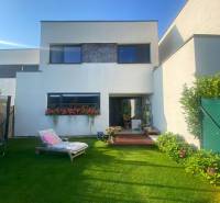 A Radová utcai családi háznak Újfalun gondozott kertje van napozóággyal.