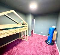 Gyerekszoba családi házban fa dekoros padlóval és emeletes ággyal.