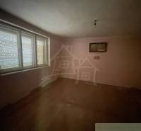 Egy családi ház üres szobája fa dekorációs padlóval és nagy ablakkal.