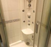 Hidromasszázs fúvókákkal ellátott zuhanykabin egy kétszobás lakásban.