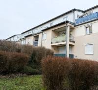 A Kittsee-i 3 szobás ház külső része kerttel és erkélyekkel.