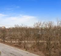 Kilátás a pozsonyi Antolská utcáról, Petržalkán az erdőre és a panelházakra, 1 szobás lakás.