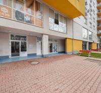 Az Antolska utcai épület külső része Pozsony-Petržalka városrészben, üzlethelyiségekkel.